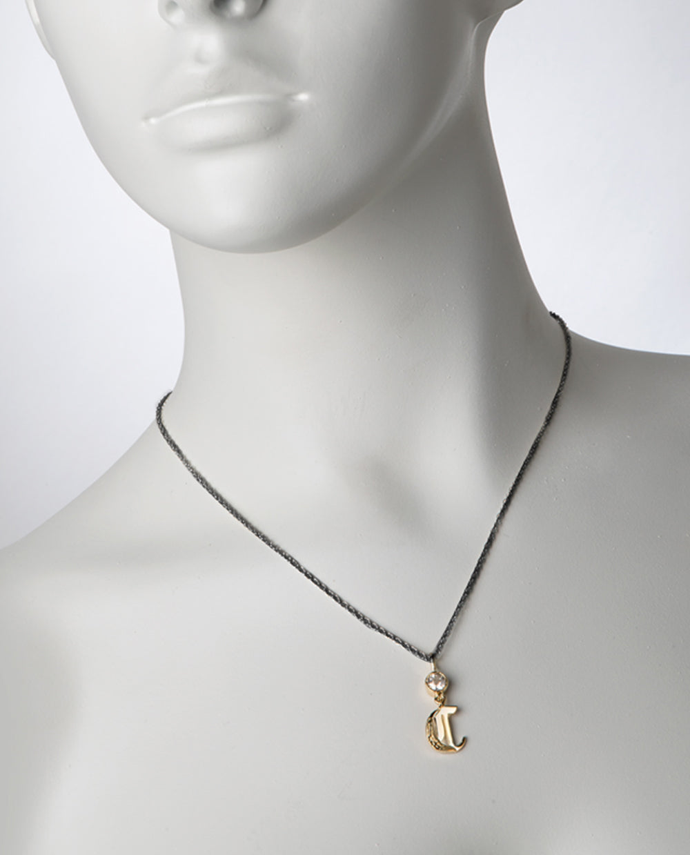 Collar Letra Chica J