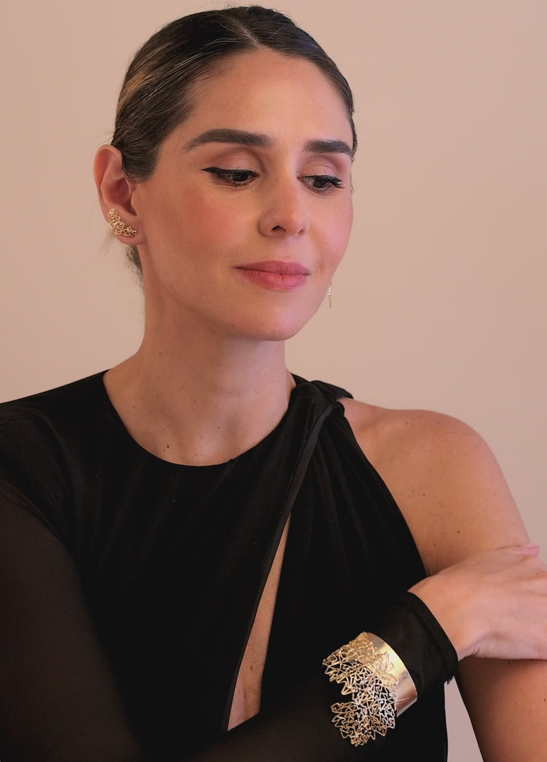 Video coralia-ear-chain